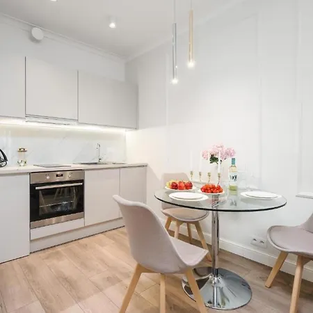 Close-urban Chic - Luxury For Up To 10 Guests In Mennica Residence, Center شقة وارسو