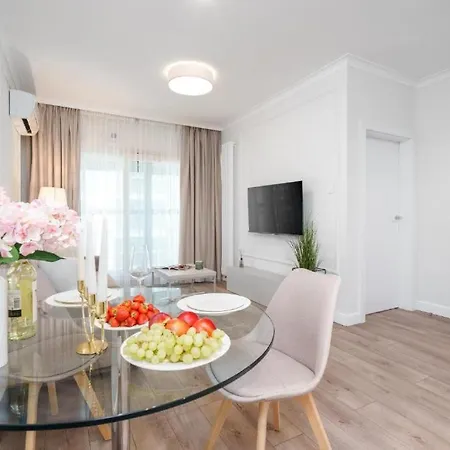 아파트 Close-urban Chic - Luxury For Up To 10 Guests In Mennica Residence, Center 바르샤바